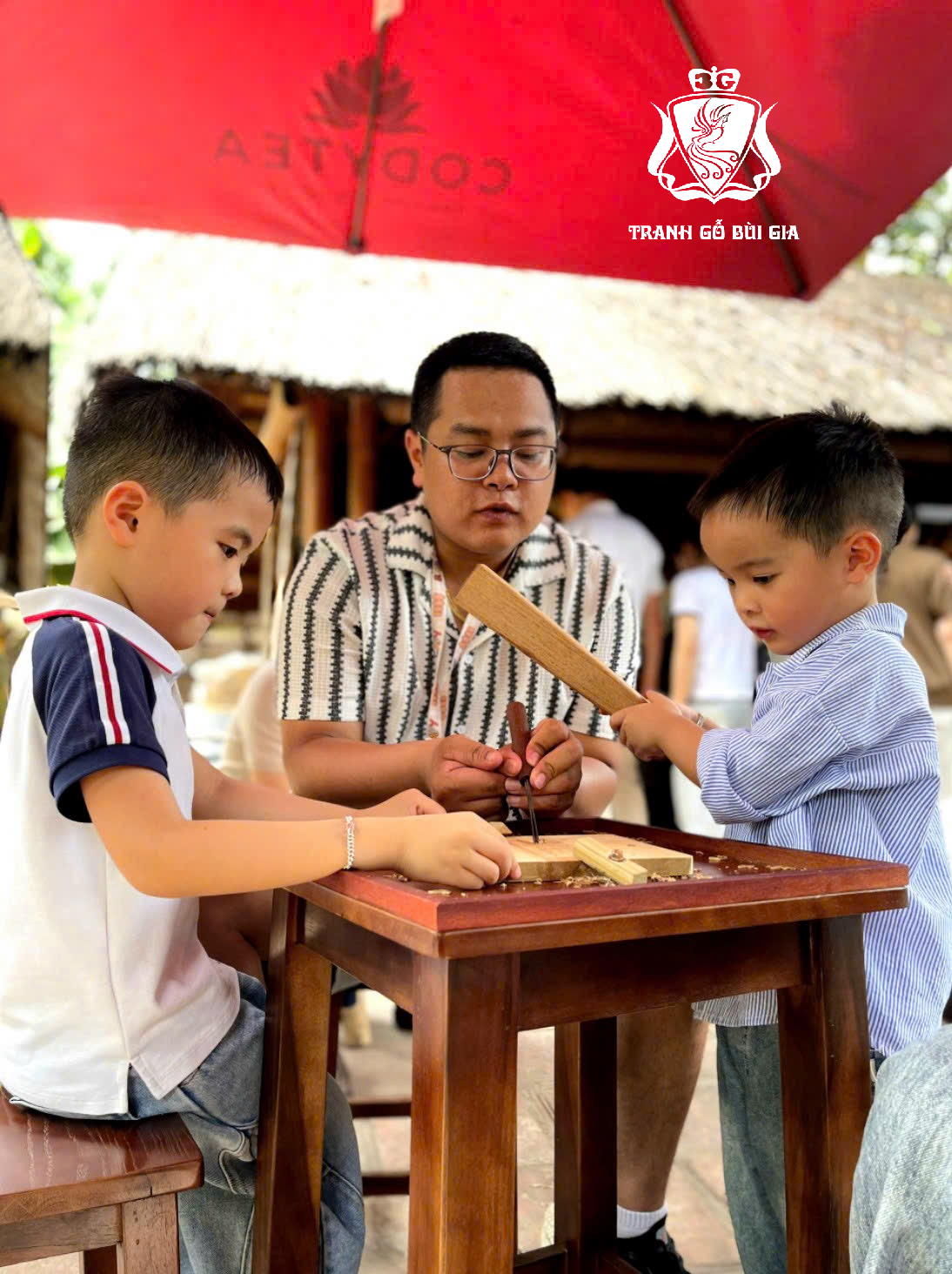 Những hình ảnh đẹp của những vị khách đang trải nghiệm dự án " Đưa Nghề Ra Phố " tại Văn Miếu - Quốc Tử Giám